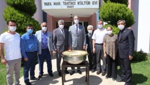Güzelbahçe'de Aşure Kazanı Kaynadı, Lokmalar Dağıtıldı