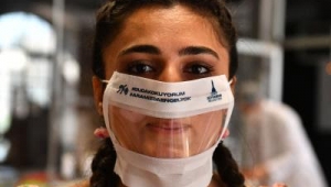 İzmir’de işitme engelliler için şeffaf maske üretiliyor