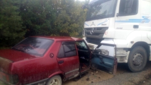 Otomobil ile kamyon çarpıştı: 2 yaralı