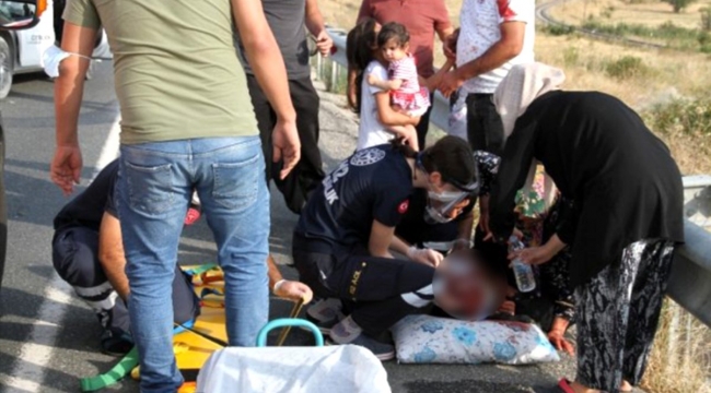 Otomobil tıra arkadan çarptı yol kan gölüne döndü: 1'i ağır, 5'i çocuk 7 yaralı