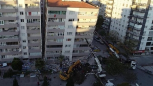 11 katlı binayı 3 vinç ayakta tutuyor