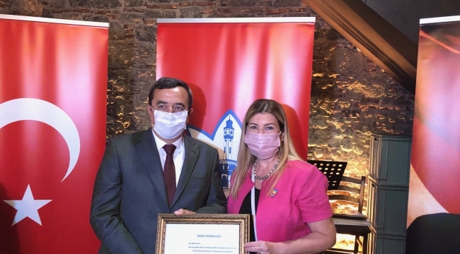 Dokuz Eylül Rotary'den Başkan Batur'a onur üyeliği