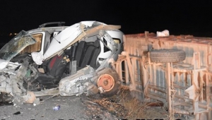Hafif ticari araç traktörün römorkuna çarpti 2 kişi öldü, 2 kişi ağır yaralandı