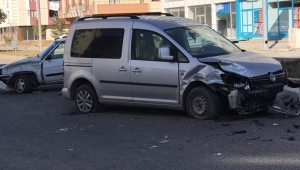  İki aracın çarpıştı.1’i bebek 4 yaralı!