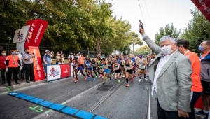 İzmir’in ilk uluslararası maratonu kentte coşku yarattı