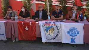 İzmirli itfaiyecilerden Atila Sertel’e anlamlı ödül