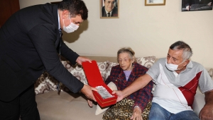 Karşıyaka Belediyesi’nden Aysel Teyze’ye plaket