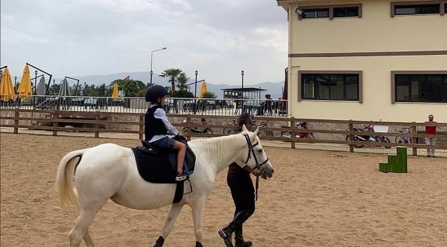 Ödemiş Belediyesi Taypark’ta çocuklar için atla gezinti turları başladı 