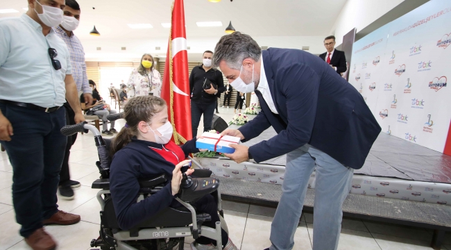 Bayraklı'da öğrencilere tablet dağıtımına başlandı