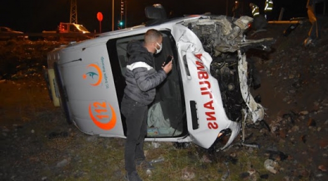 Ambulans ile otomobil çarpıştı: 4 yaralı
