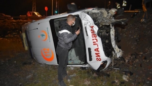 Ambulans ile otomobil çarpıştı: 4 yaralı