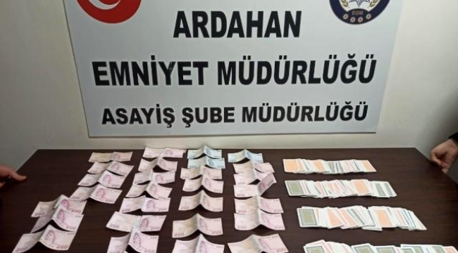 Ardahan'da Virüs salgınına rağmen kumar masası kuran 9 kişiye 28 bin 350 lira ceza