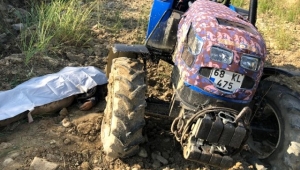 Römorku ayrılıp devrilen traktörün altında kalan sürücü öldü