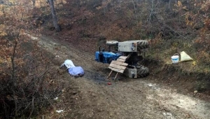 Traktör devrildi: 2 ölü, 1 yaralı