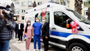 Doktor önlüğü gelinlik ve damatlık, ambulans gelin arabası oldu	