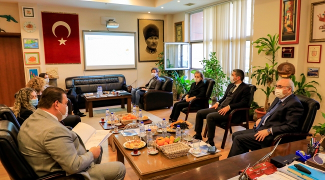 İzmir Valisi Yavuz Selim Köşger Seferihisar Belediye Başkanı İsmail Yetişkin ile buluştu.