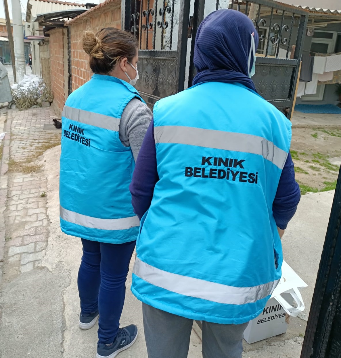 KINIK BELEDİYESİ CORONAVİRUS YAKALANAN VATANDAŞLARA HİJYEN VE ERZAK PAKETİ DAĞITIYOR