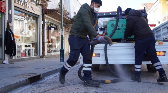 Çeşme’de larva ilaçlama çalışmaları aralıksız sürüyor