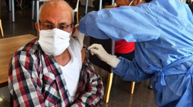İzmir Büyükşehir Belediyesi Sosyal Yaşam Kampüsü'nde ilk doz aşılar yapıldı