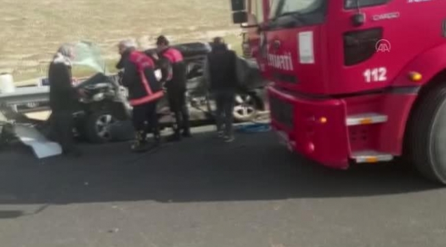 Tır ile otomobilin çarpıştığı kazada baba oğul öldü