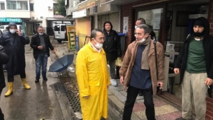 Başkan Batur, taşkında sahada!