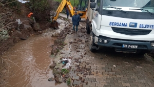 Bergama’daki dere taşkınlarına anında müdahale