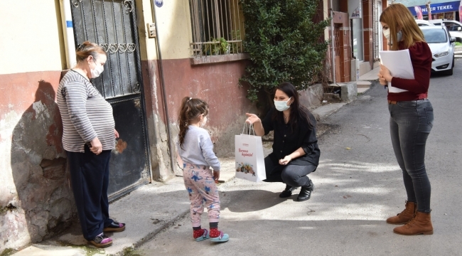 Bornova'da belediyeden eğitim alan miniklere hediye