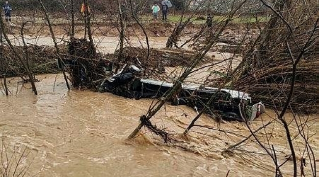 İzmir'de sel 2 can aldı