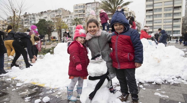  Karşıyakalı çocuklara kar sürprizi!