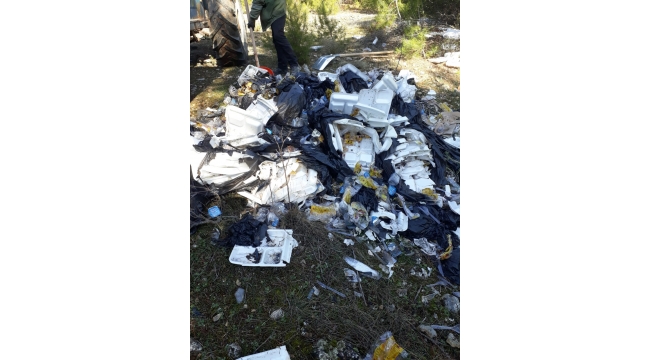 Kent merkezine onlarca metre mesafedeki mesirelik alanı atıklarla doldurdular, Başkan isyan etti.