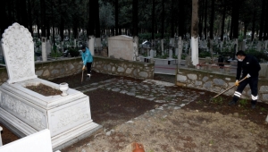Kuşadası'ndaki Mezarlıklarda Hummalı Çalışma