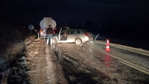 Otomobil ile tanker kafa kafaya çarpıştı: 2 yaralı