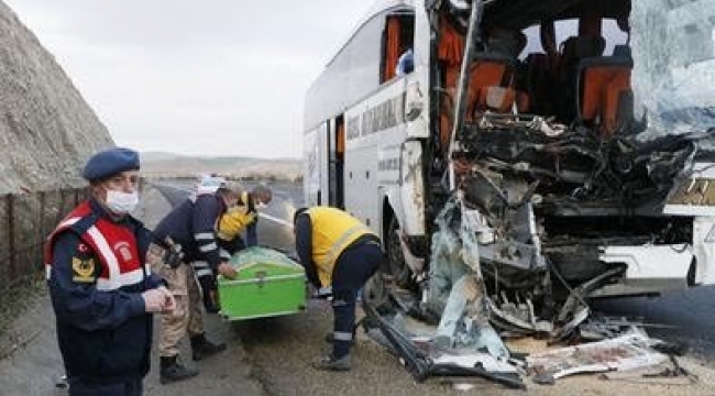Yolcu otobüsü TIR'a çarptı: 3 kişi öldü, 30 kişi yaralandı