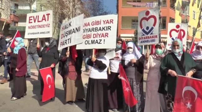 Ardahan'dan 7 yıl önce dağa götürülen Burak'ın anneside evlat nöbetine katıldı