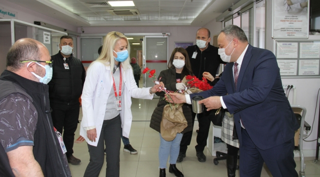 Buca Belediyesi’nden sağlık emekçilerine kırmızı karanfil 