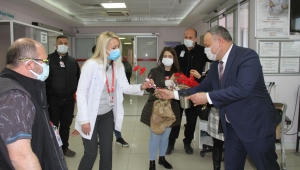Buca Belediyesi’nden sağlık emekçilerine kırmızı karanfil 