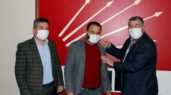 CHP'li Sındır yeni üyelere rozet taktı;
