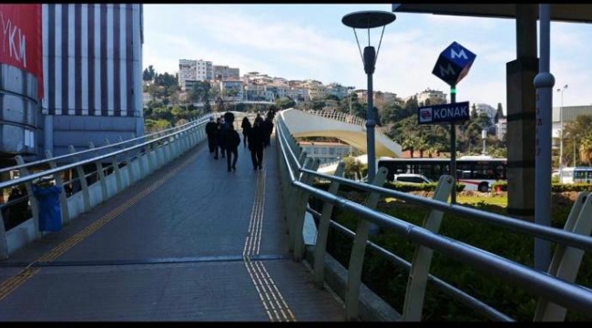 Konak’taki yaya üst geçidi yenileniyor