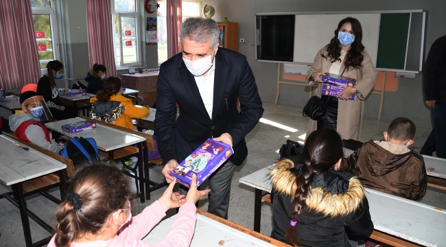 KUŞADASI BELEDİYESİ’NDEN 2 BİN 200 ÖĞRENCİYE EĞİTİME DESTEK SETİ
