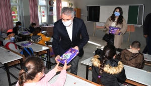 KUŞADASI BELEDİYESİ’NDEN 2 BİN 200 ÖĞRENCİYE EĞİTİME DESTEK SETİ