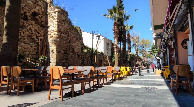 Kuşadası Çarşıları Göz Kamaştırmaya Başladı