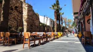 Kuşadası Çarşıları Göz Kamaştırmaya Başladı