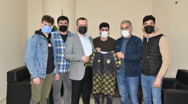 Torbalı Belediyesi’nden işitme engelli futbolculara destek