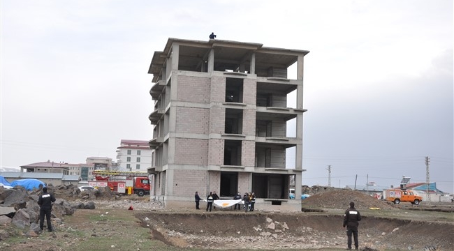 5 katlı inşaatan intihar girişimi!