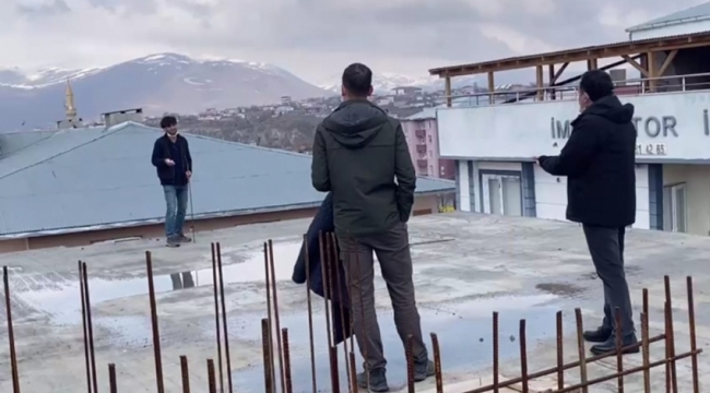 Ardahan Belediye başkanı 5 katlı inşaatan intihara kalkışan gencin atlamasını engelledi