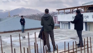 Ardahan Belediye başkanı 5 katlı inşaatan intihara kalkışan gencin atlamasını engelledi