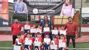 Başkan Sandal,Depremde Hayatını Kaybeden İkiz Kardeşleri Unutmadı