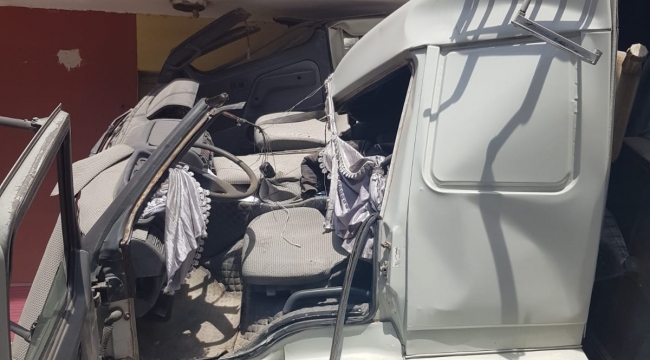 Bayraklı Osmangazi'de freni patlayan kamyon eve girdi şoför yaralandı