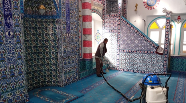 Bergama camilerinde Ramazan temizliği