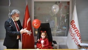 Mucize Bebek Ayda başkanlık koltuğunda: 